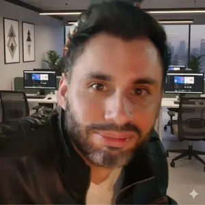 Soy yo, Caleb Lango diseñador de sitios web en primer plano y de fondo una oficina de trabajo