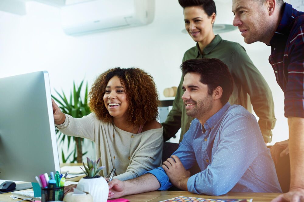 Equipo colaborando en el desarrollo WordPress para transformar problemas digitales en soluciones exitosas.